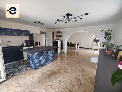Maison - 246 m² - 7 pièces