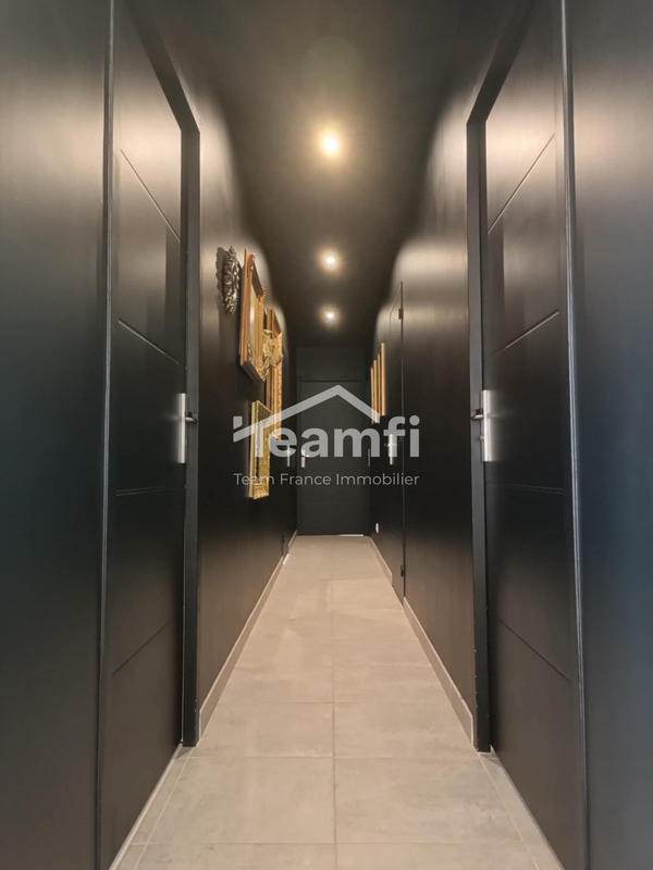 Maison - 240 m² - 8 pièces