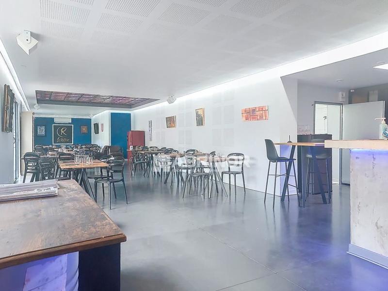 Services - 2 700 m² - 10 pièces