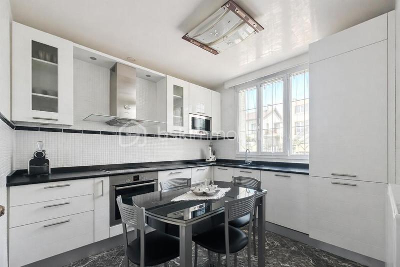 Maison - 219 m² - 8 pièces