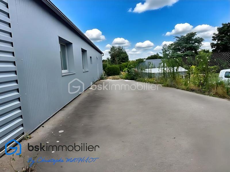 Entrepôt - 1 700 m² - 12 pièces