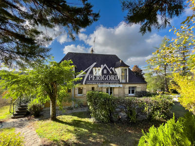 Maison traditionnelle - 190 m² - 9 pièces