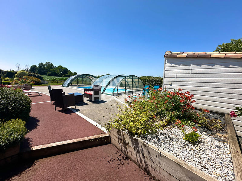 Maison - 225 m² - 9 pièces