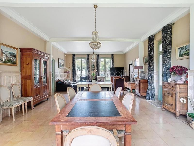 Propriété - 243 m² - 8 pièces