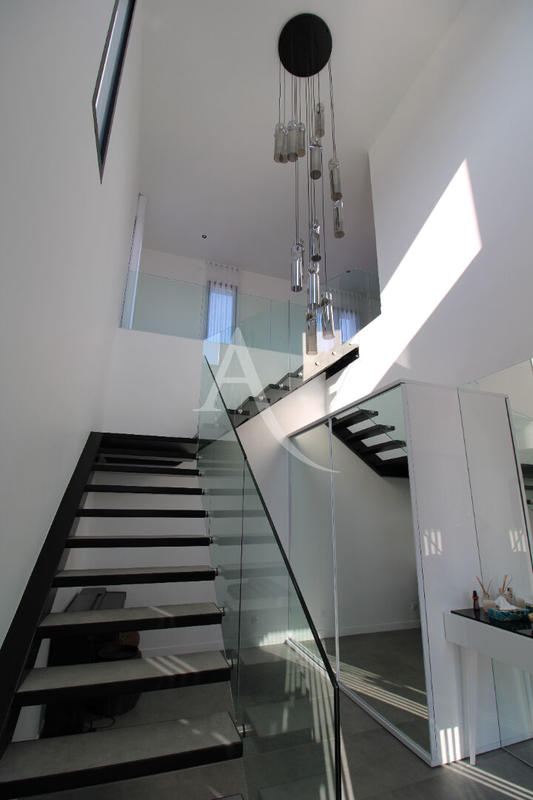 Maison - 330 m² - 11 pièces