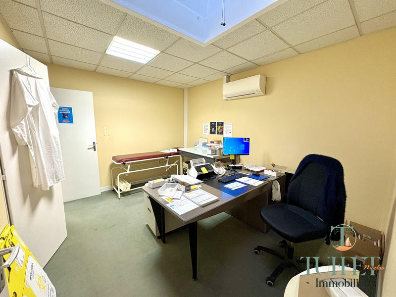 Local commercial - 150 m² - 8 pièces