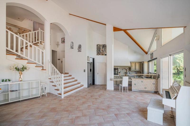 Maison - 214 m² - 5 pièces