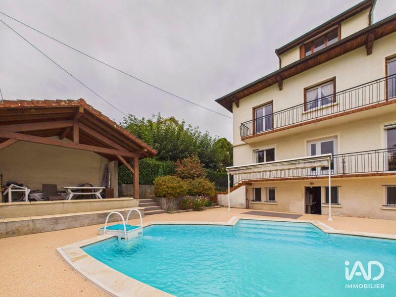 Maison - 207 m² - 7 pièces