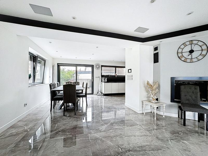 Maison - 196 m² - 8 pièces