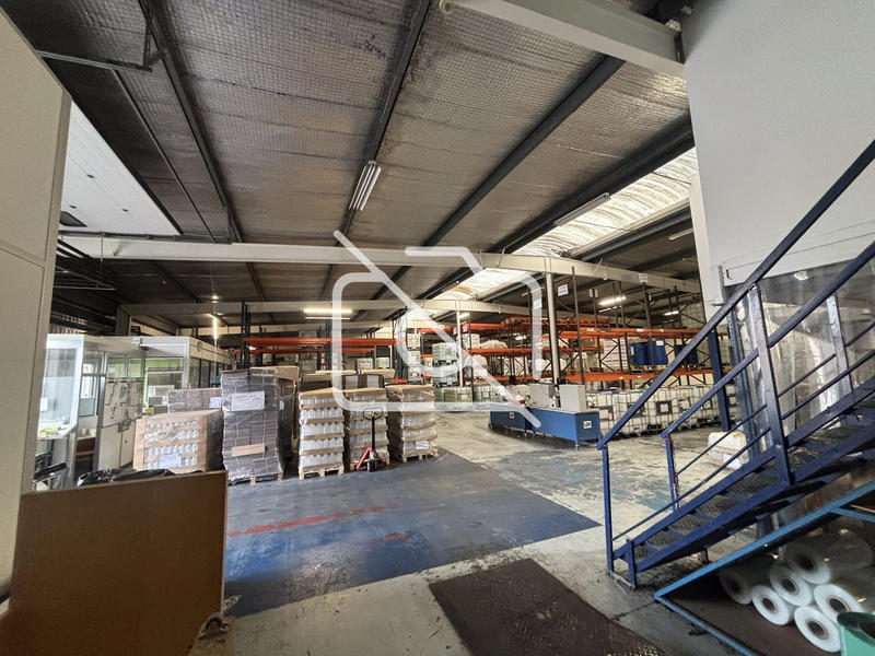 Entrepôt - 2 500 m²