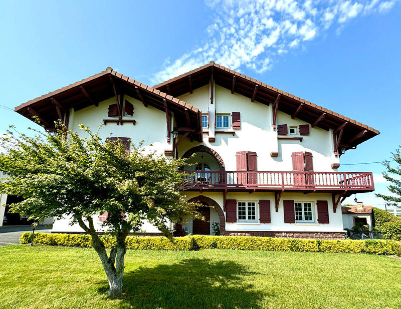 Maison - 372 m² - 10 pièces