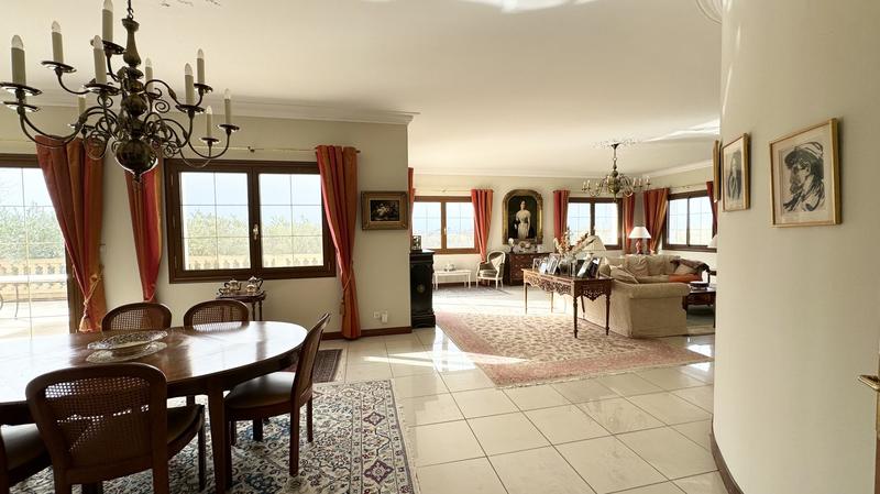 Propriété - 300 m² - 8 pièces