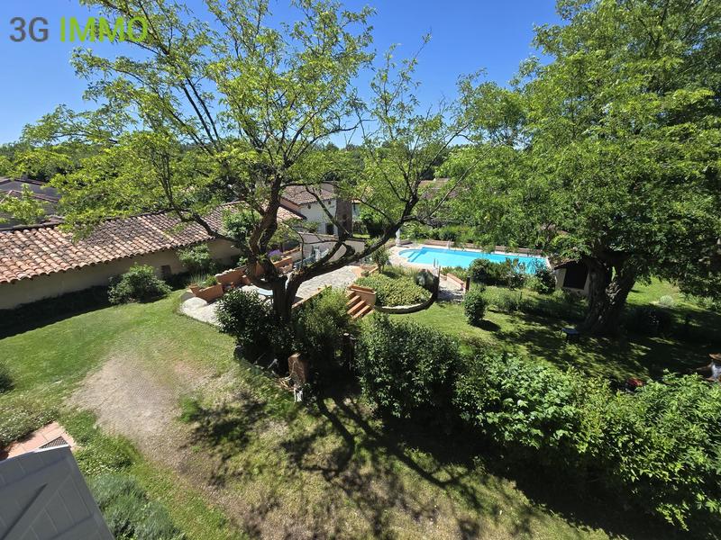 Propriété - 305 m² - 15 pièces