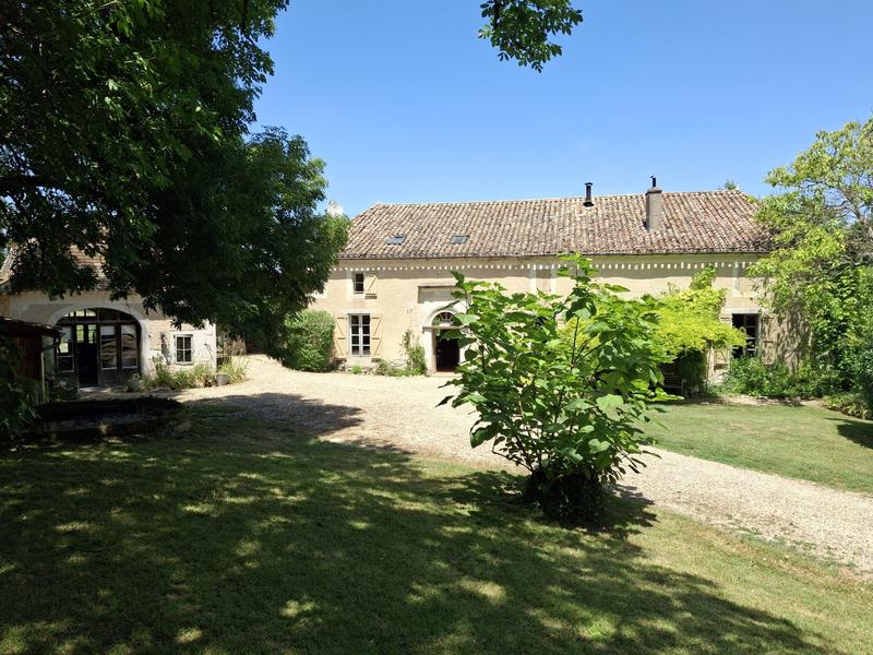 Maison traditionnelle - 388 m² - 11 pièces