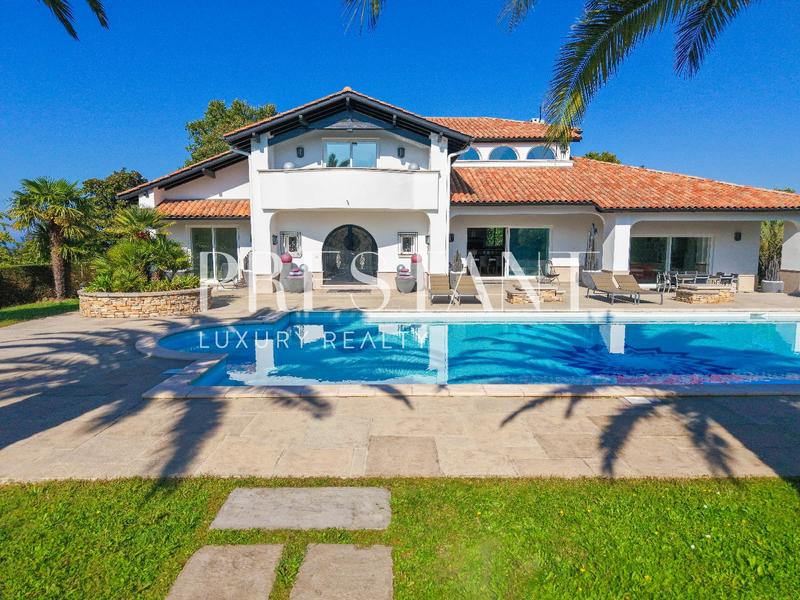 Maison - 294 m² - 9 pièces