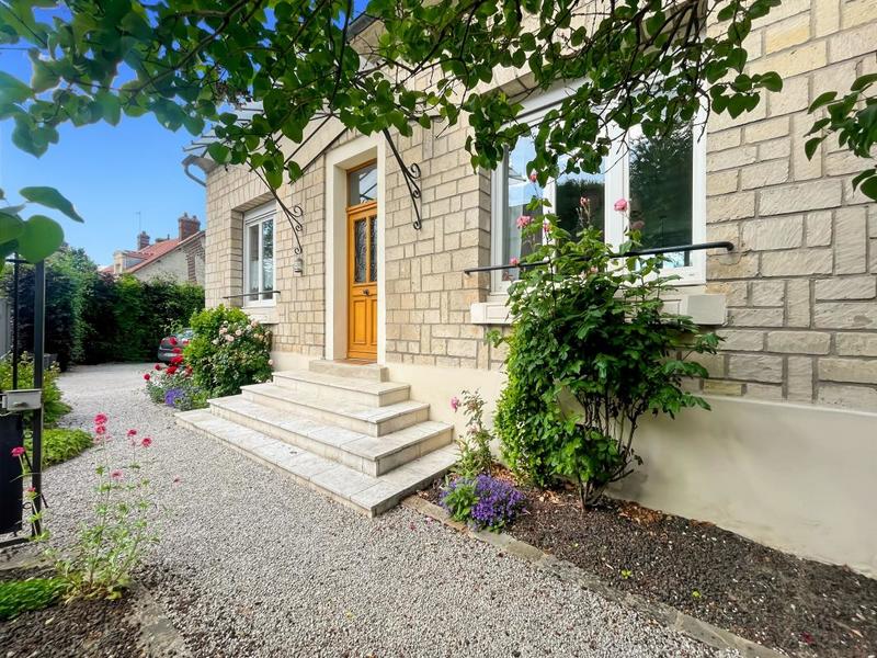 Maison - 107 m² - 6 pièces