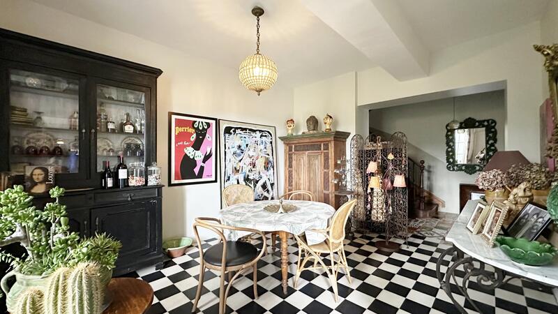 Maison - 375 m² - 8 pièces