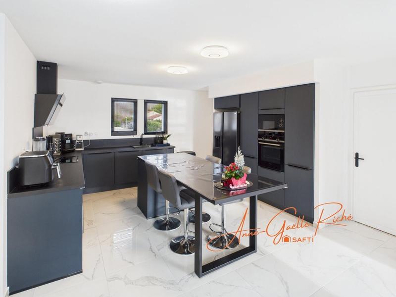 Maison - 210 m² - 6 pièces