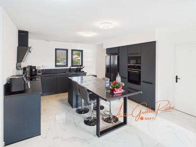 Maison - 210 m² - 6 pièces