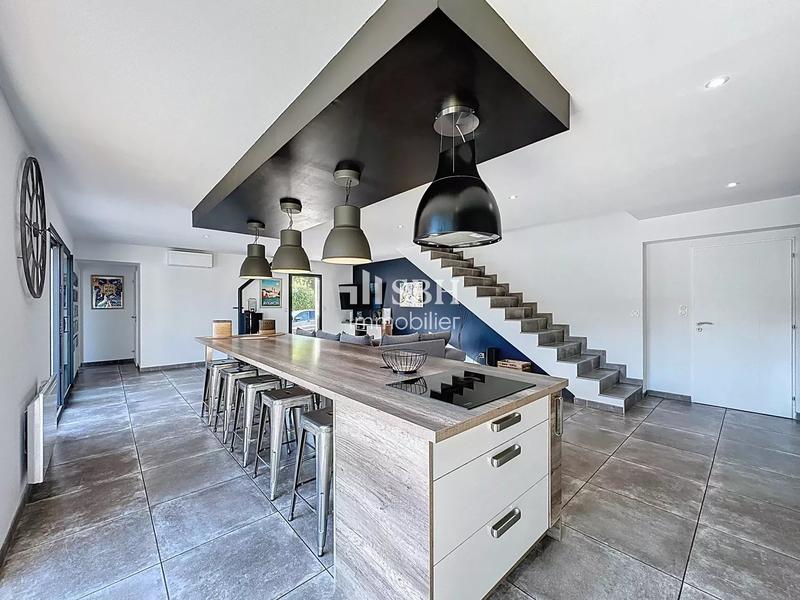 Villa - 211 m² - 10 pièces