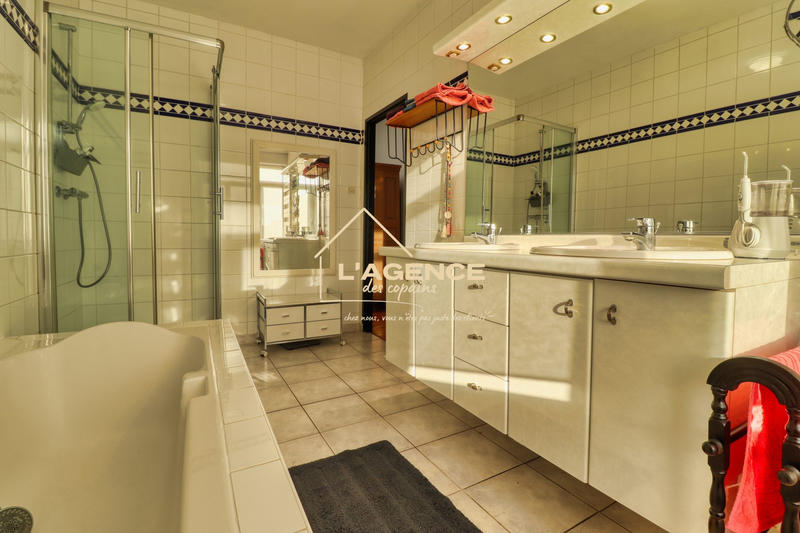 Maison - 228 m² - 7 pièces