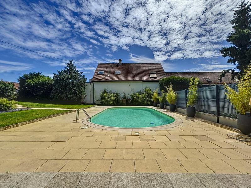 Maison - 180 m² - 9 pièces