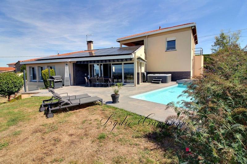 Demeure - 215 m² - 9 pièces