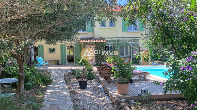 Maison - 230 m² - 9 pièces