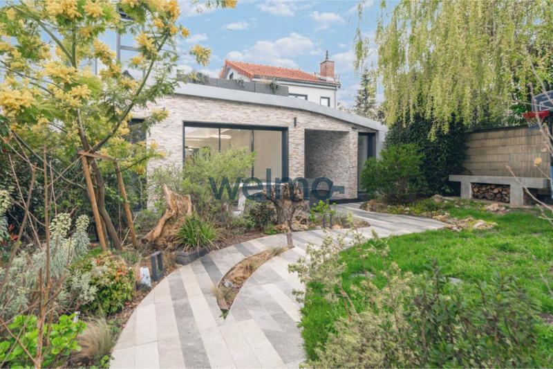 Maison - 210 m² - 9 pièces