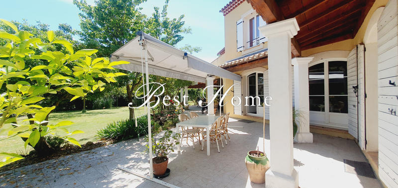 Maison - 230 m² - 8 pièces