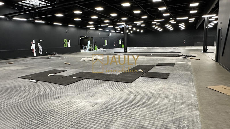 Local commercial - 2 800 m²
