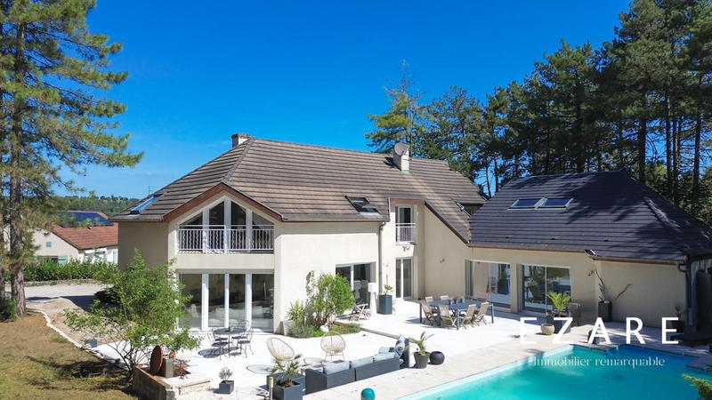 Maison - 257 m² - 10 pièces