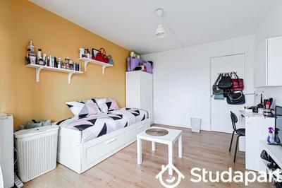 Chambre - 11 m² - 1 pièce