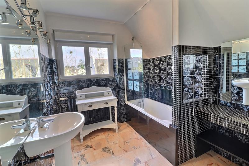 Maison - 220 m² - 8 pièces