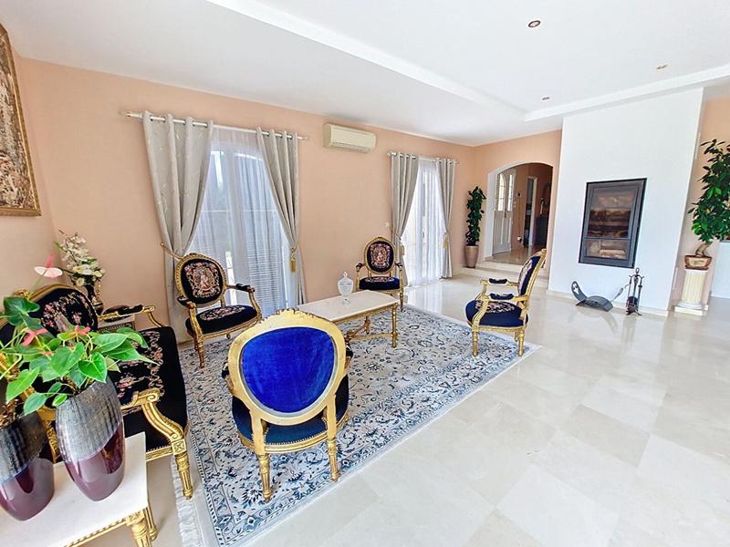 Maison - 327 m² - 9 pièces