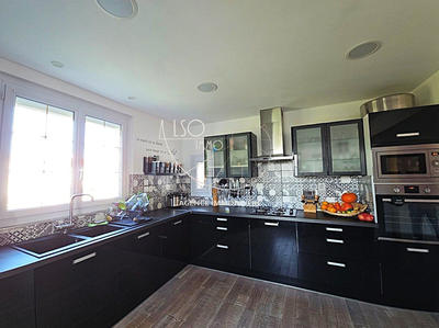 Maison - 244 m² - 7 pièces