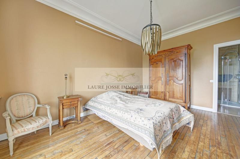 Maison - 235 m² - 9 pièces