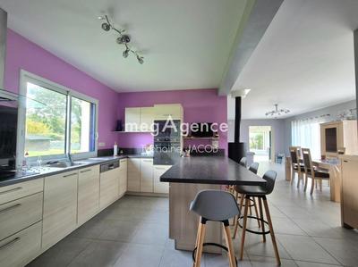 Maison - 210 m² - 10 pièces