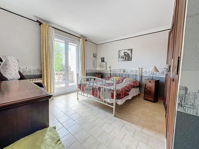 Maison traditionnelle - 236 m² - 9 pièces