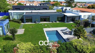 Maison contemporaine - 271 m² - 8 pièces