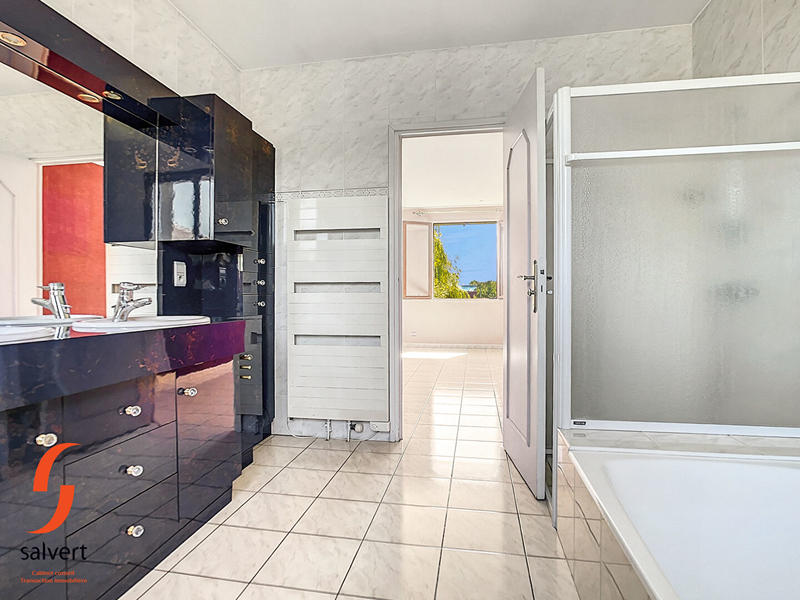 Maison - 235 m² - 7 pièces