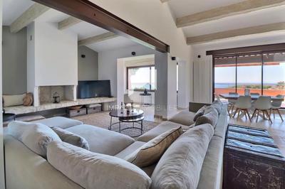 Maison - 241 m² - 6 pièces