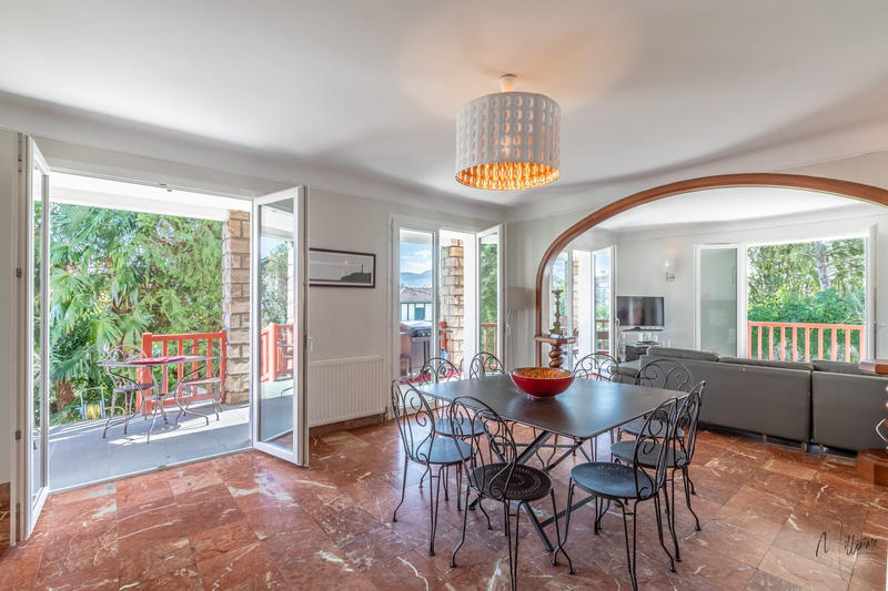 Maison - 400 m² - 11 pièces