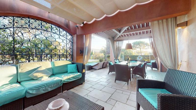 Propriété - 980 m²