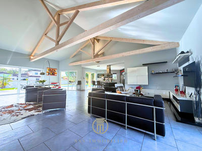 Maison - 276 m² - 9 pièces