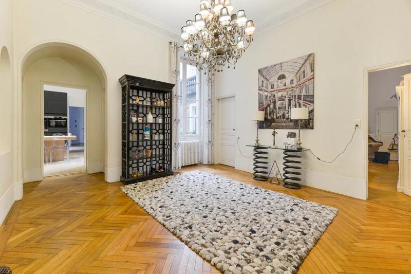 Appartement - 220 m² - 8 pièces