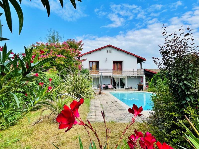 Maison traditionnelle - 175 m² - 6 pièces