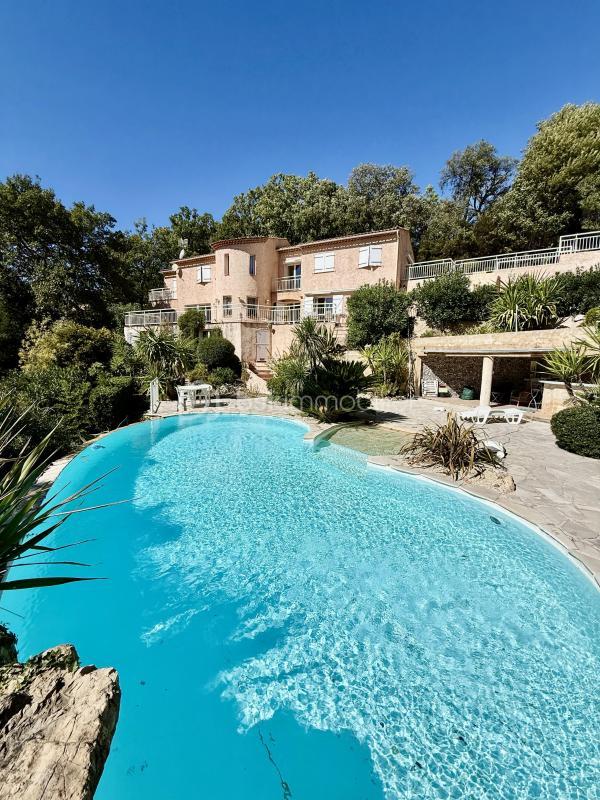 Maison - 240 m² - 6 pièces