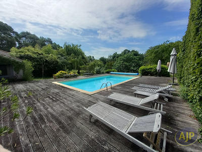 Maison - 407 m² - 9 pièces