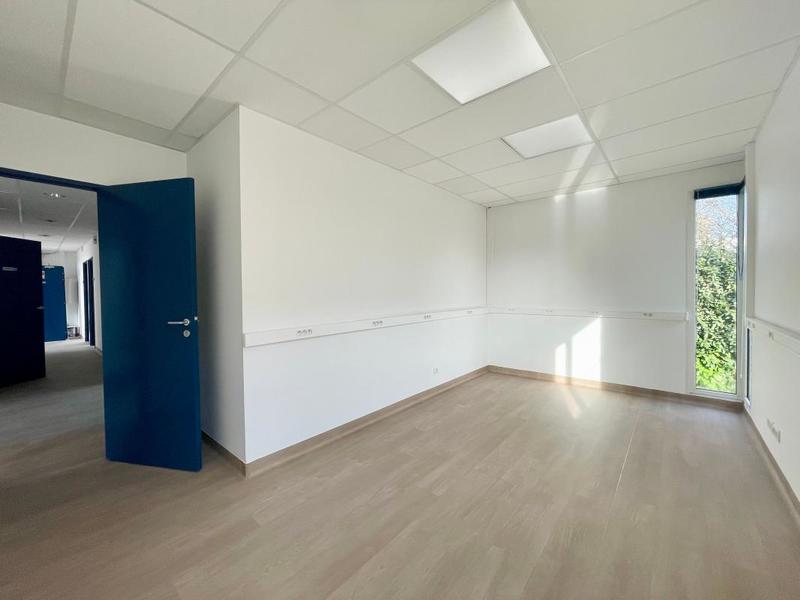 Bureau - 136 m² - 7 pièces